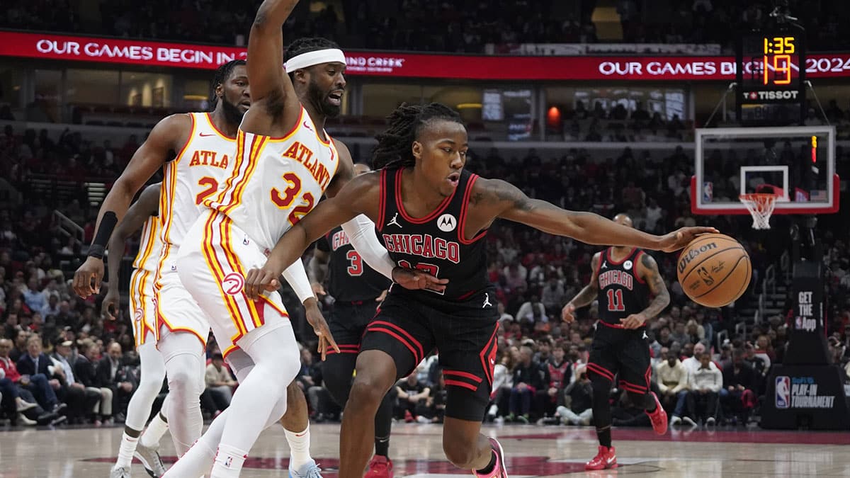  Atlanta Hawks guard Wesley Matthews (32) defends Chicago Bulls guard Ayo Dosunmu (12) during the first quarter during a play-in game of the 2024 NBA playoffs at United Center.
