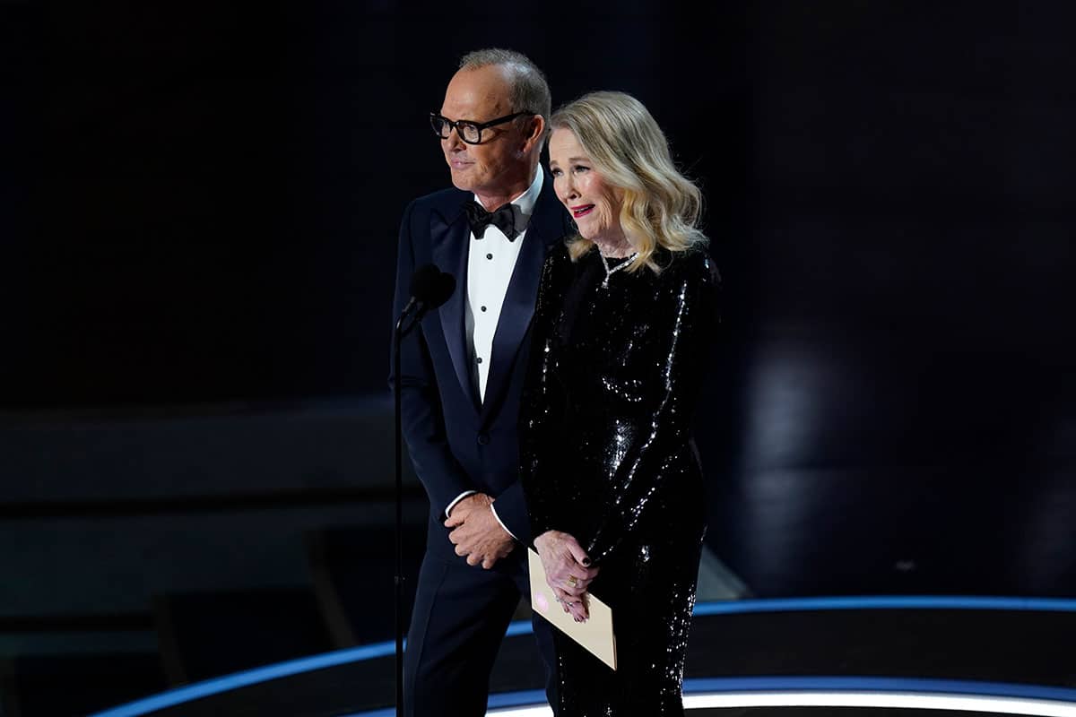 Beetlejuice stars Michael Keaton and Catherine O'Hara presenting at the Oscars.
