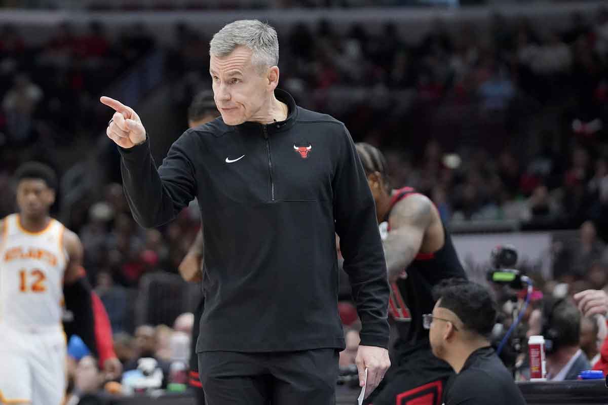 Chicago Bulls head coach Billy Donovan gestures to his team during the second half during a play-in game of the 2024 NBA playoffs at United Center.