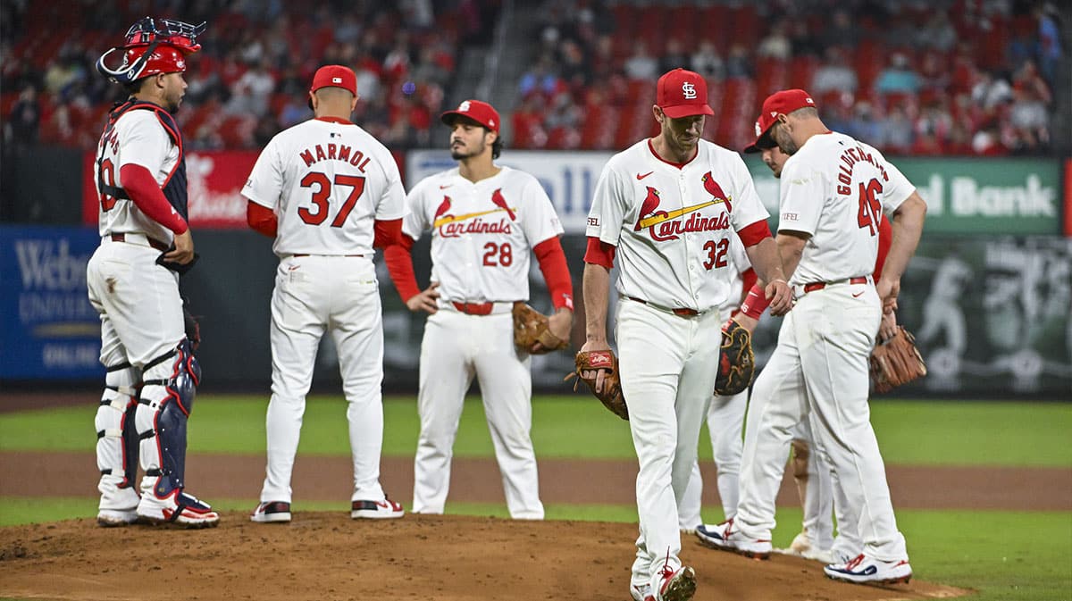 St. Louis Cardinals starting pitcher Steven Matz (32) walks off the field after he was removed from the game by manager Oliver Marmol (37)