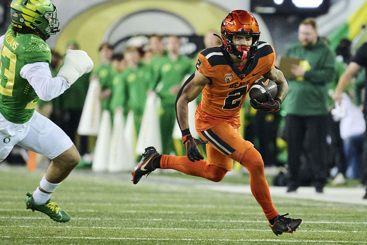 Oregon State Beavers wide receiver Anthony Gould (2) catches a pass during the second half against Oregon Ducks defensive back Evan Williams (33) at Autzen Stadium.