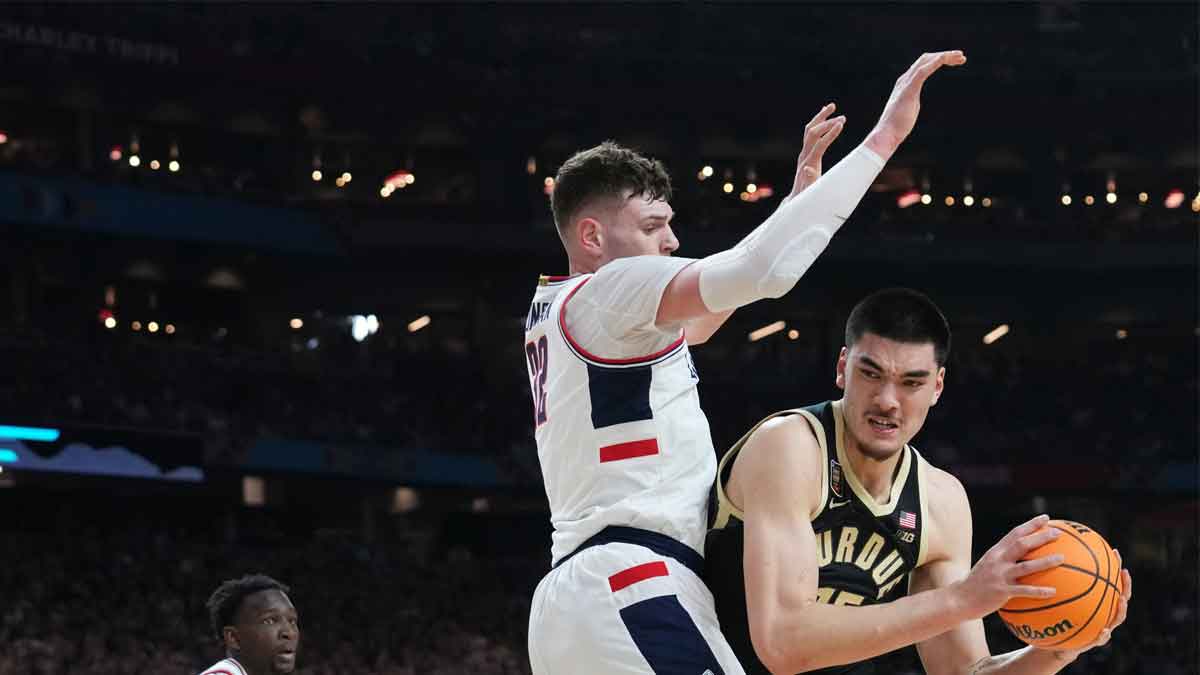 Connecticut Huskies center Donovan Clingan (32) guards Purdue Boilermakers center Zach Edey (15) during the Men's NCAA national championship game at State Farm Stadium in Glendale on April 8, 2024