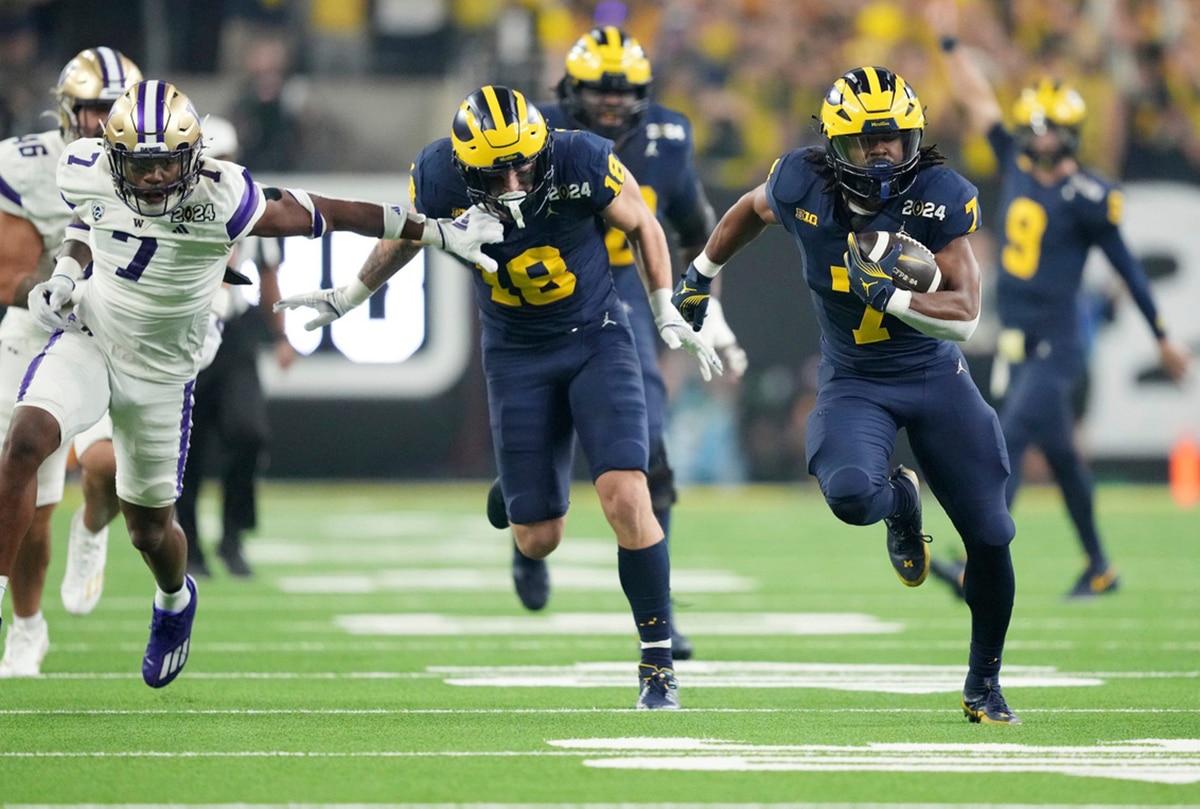 Michigan running back Donovan Edwards (7) runs the ball in for a touchdown in the second quarter during the College Football Playoff national championship game against Washington at NRG Stadium