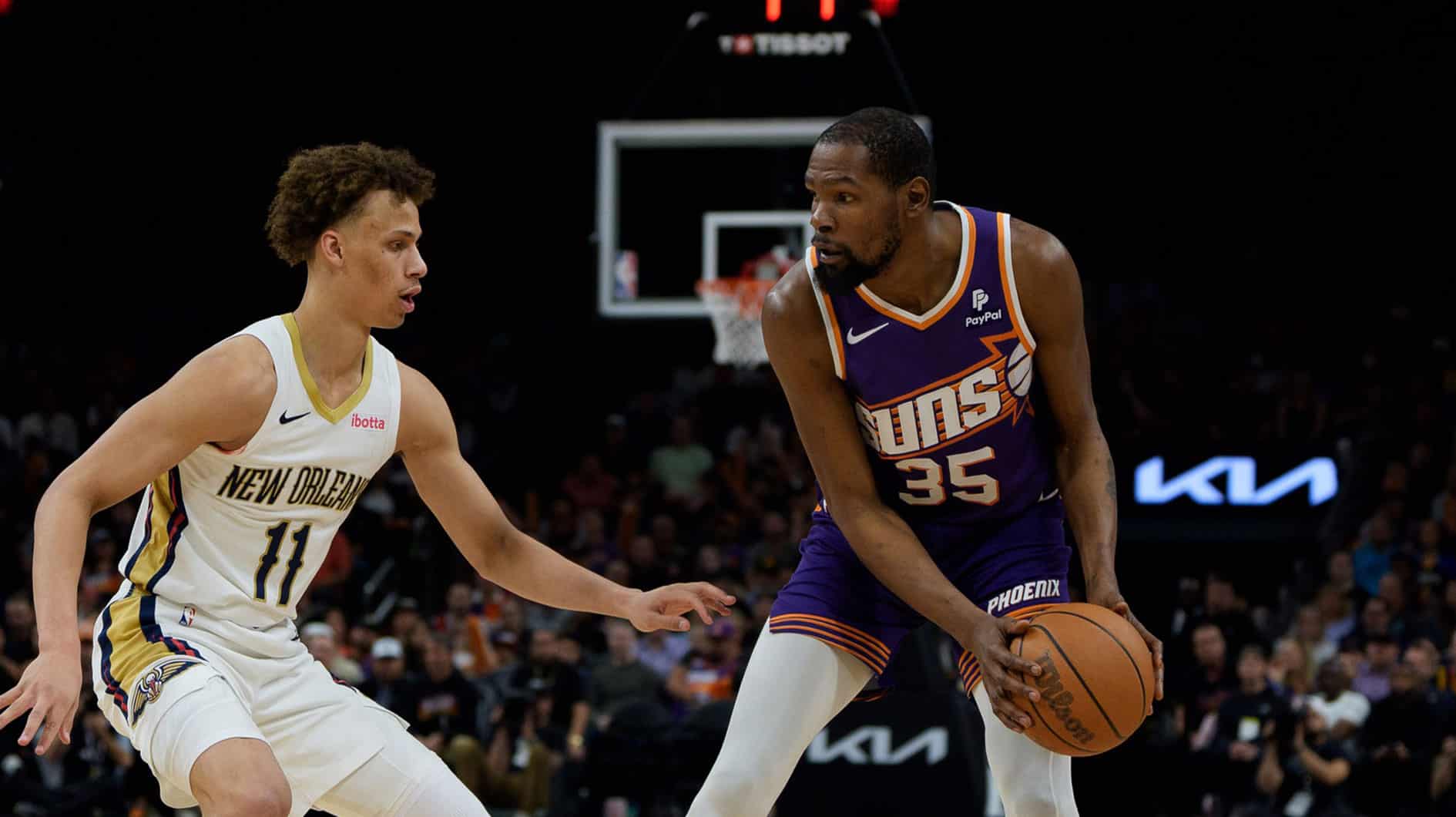  Phoenix Suns forward Kevin Durant (35) matches up against New Orleans Pelicans guard Dyson Daniels (11) during the second half at Footprint Center. 