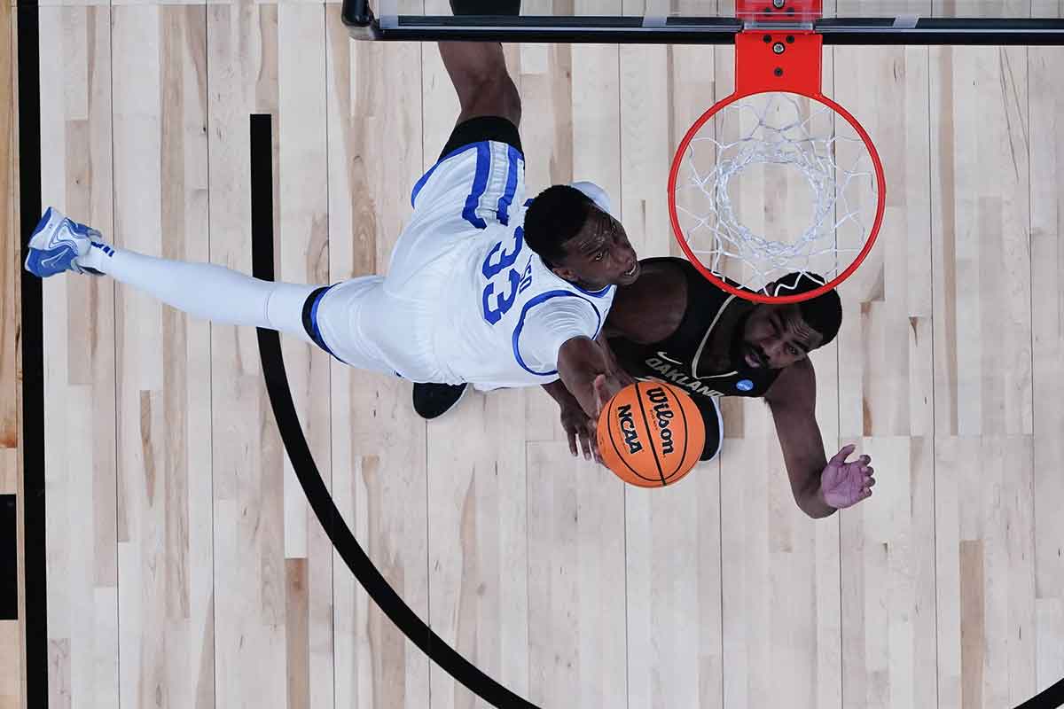Kentucky Wildcats forward Ugonna Onyenso (33) attempts to shoot a layup against Oakland Golden Grizzlies forward Tuburu Naivalurua (12) during the first half at PPG Paints Arena. 