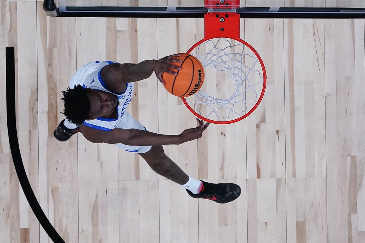 Kentucky Wildcats guard Rob Dillingham (0) attempts to dunk the ball against the Oakland Golden Grizzlies during the first half at PPG Paints Arena.