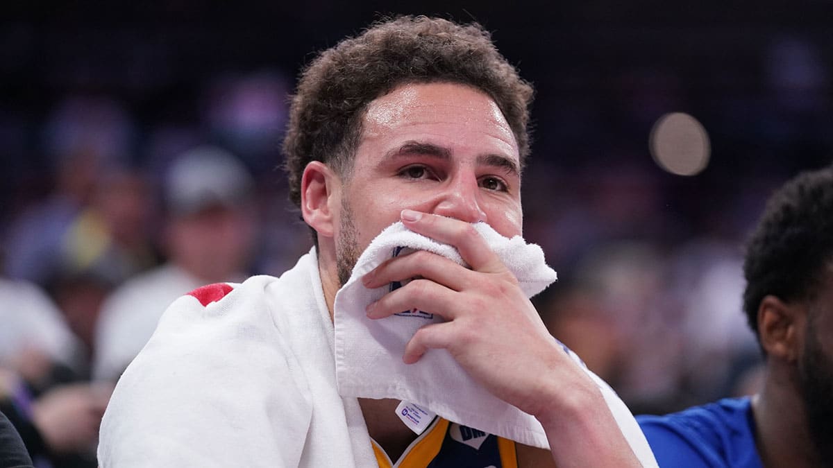 Klay Thompson siiting on the bench with the Warriors