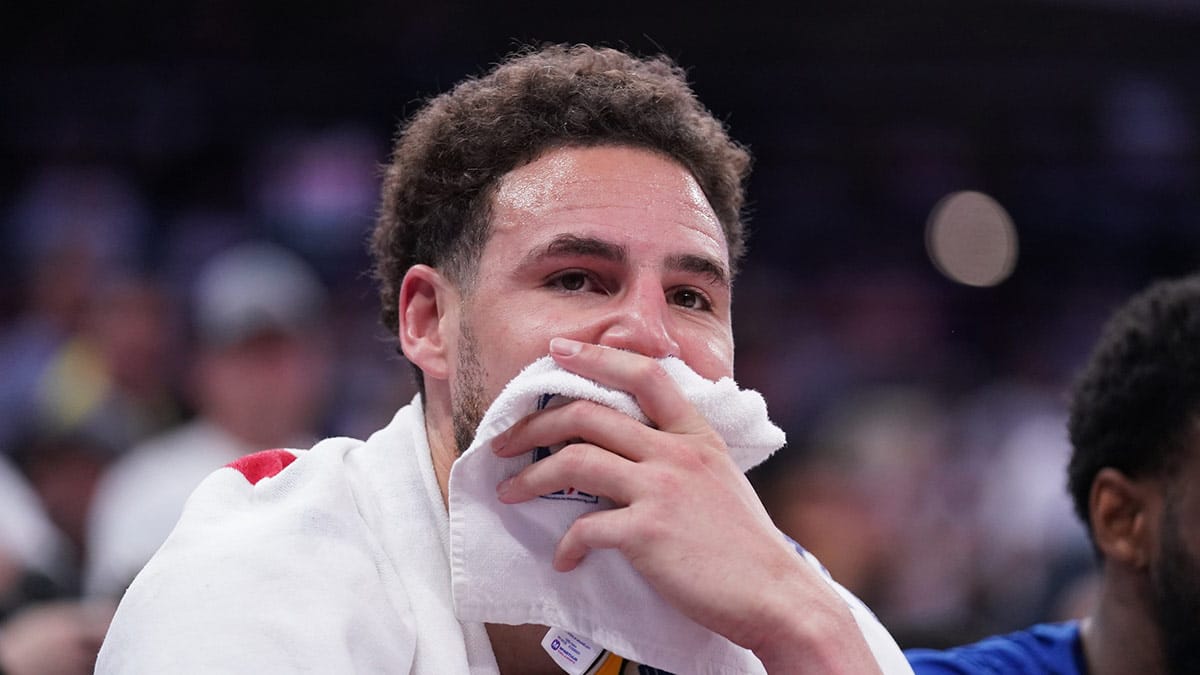 Upcoming free agent Klay Thompson with towel over face