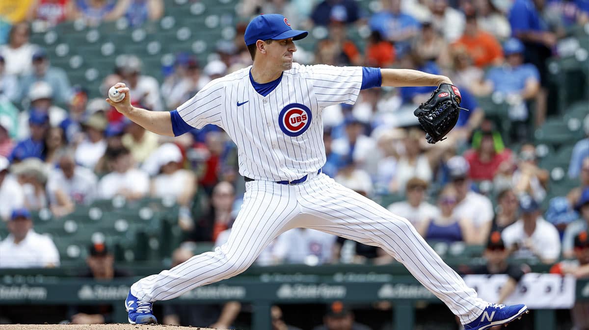 Chicago Cubs starting pitcher Kyle Hendricks (28) delivers a pitch against the San Francisco Giants during the first inning at Wrigley Field.