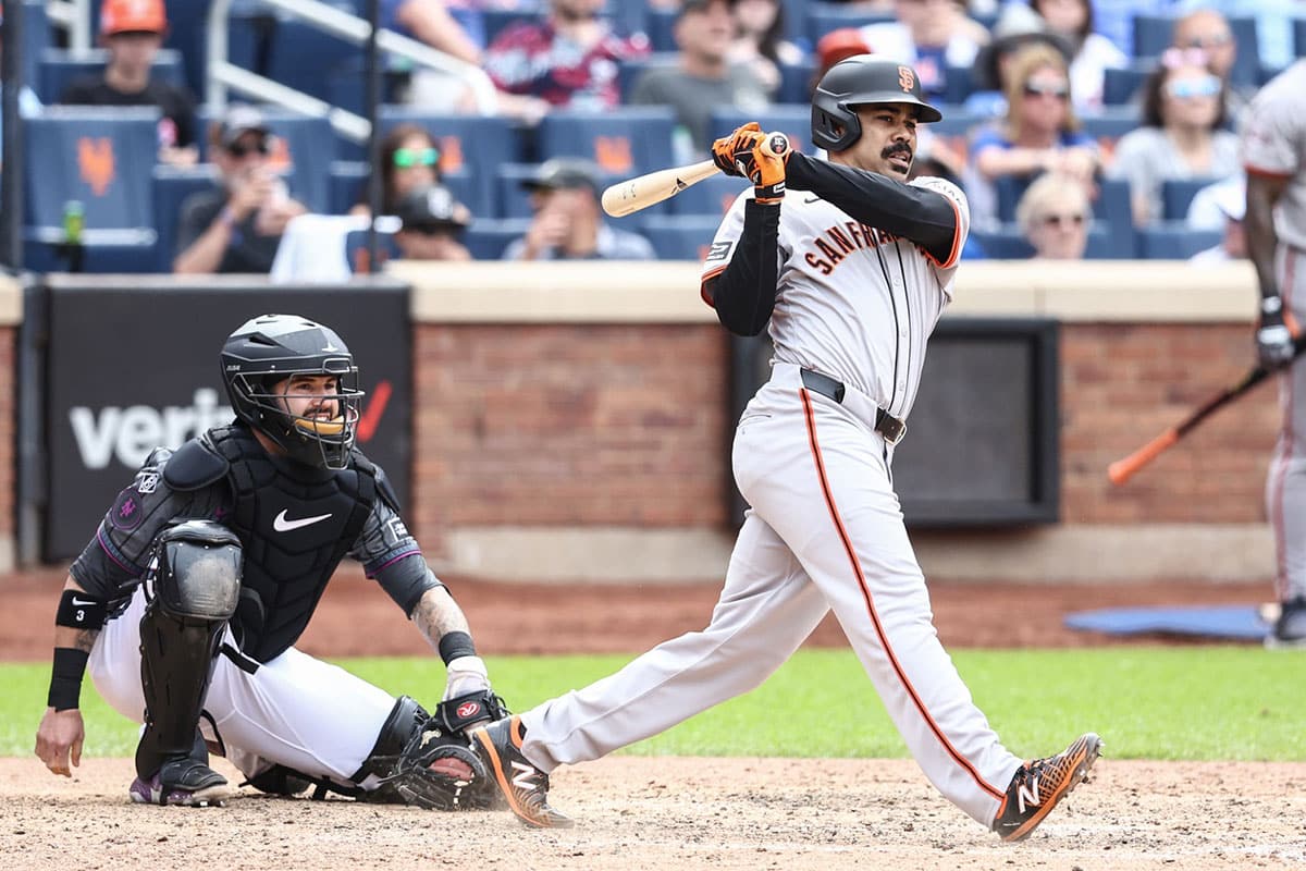 San Francisco Giants pinch hitter LaMonte Wade Jr. (31) hits an RBI single in the ninth inning to tie the game against the New York Mets at Citi Field