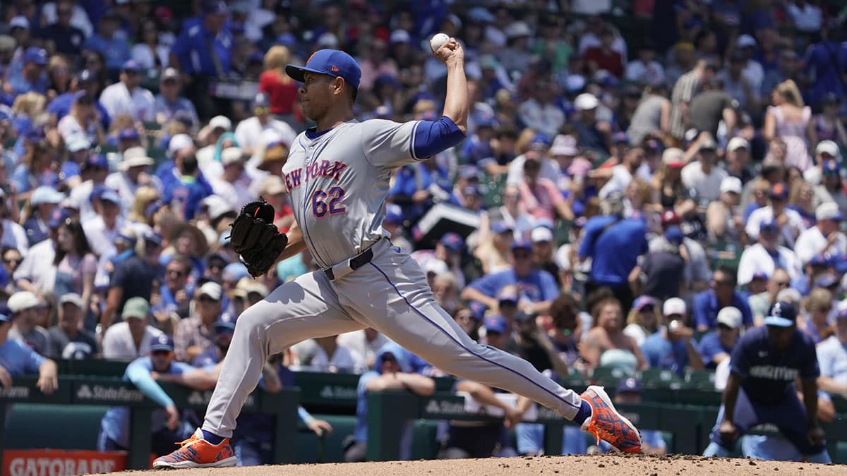 New York Mets pitcher Jose Quintana (62) throws a pitch against the Chicago Cubs during the first inning at Wrigley Field.