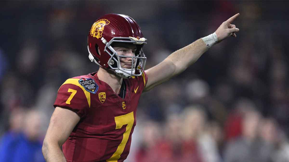 USC Trojans quarterback Miller Moss (7) gestures during a running play against the Louisville Cardinals in the second half at Petco Park. 