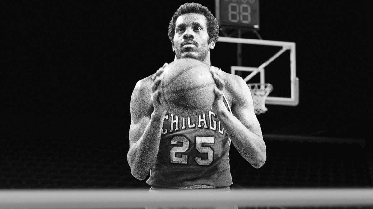 Black and white photo of Chet Walker (during his Bulls days)
