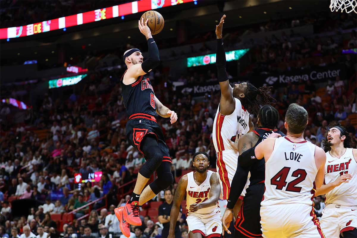 Chicago Bulls guard Alex Caruso (6) shoots the basketball over Miami Heat guard Delon Wright (4) in the first quarter during a play-in game of the 2024 NBA playoffs at Kaseya Center.