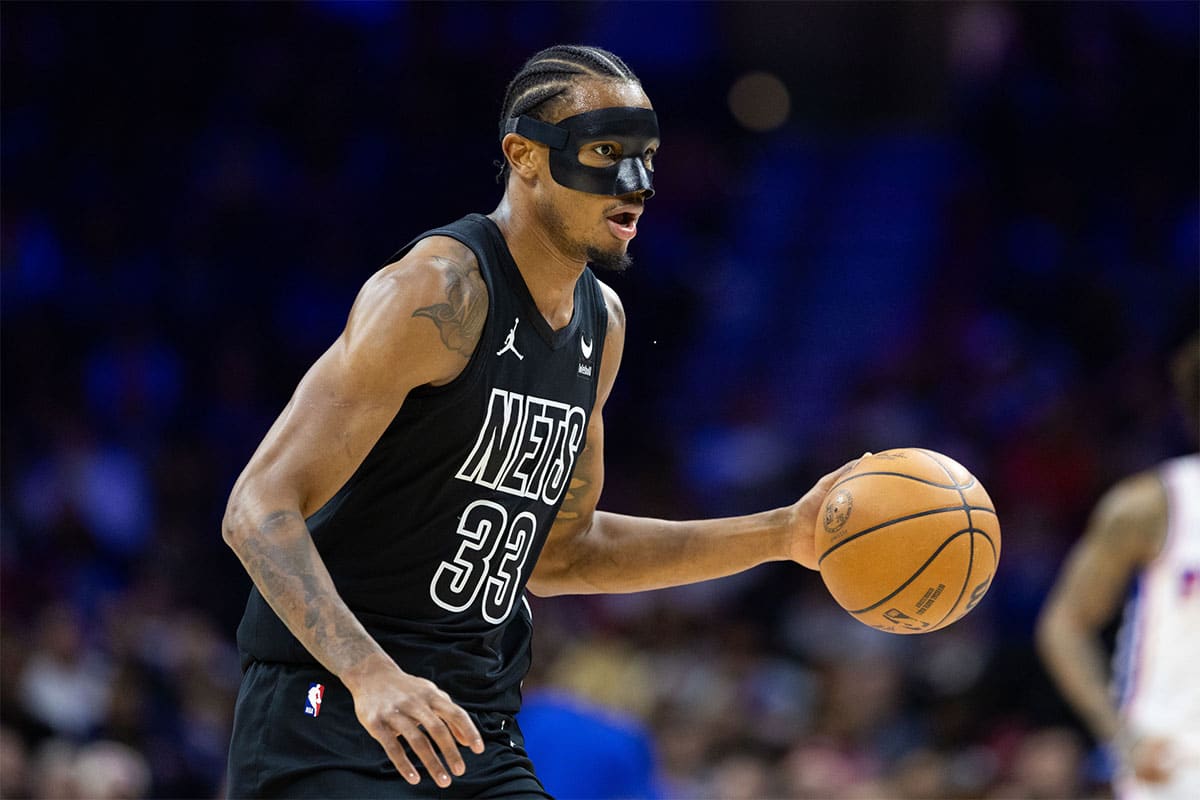 Nic Claxton with mask on playing for the Brooklyn Nets
