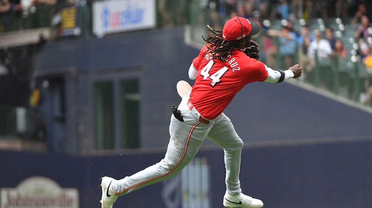 Cincinnati Reds shortstop Elly De La Cruz (44) fields the ball and throws to first base against the Milwaukee Brewers in the eighth inning at American Family Field.