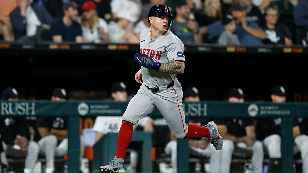 Boston Red Sox outfielder Tyler O'Neill (17) runs to score against the Chicago White Sox during the sixth inning at Guaranteed Rate Field