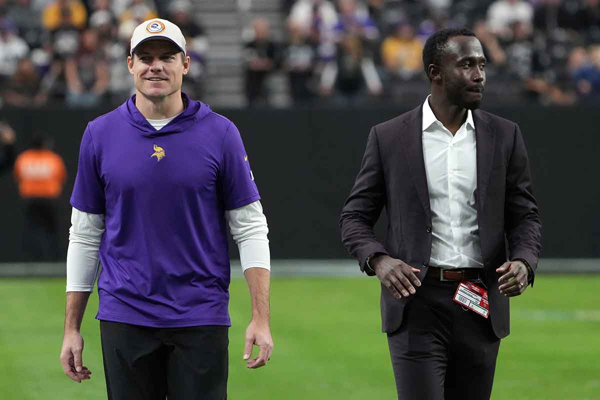 Minnesota Vikings coach Kevin O'Connell (left) and general manager Kwesi Adofo-Mensah react during the game against the Minnesota Vikings at Allegiant Stadium.