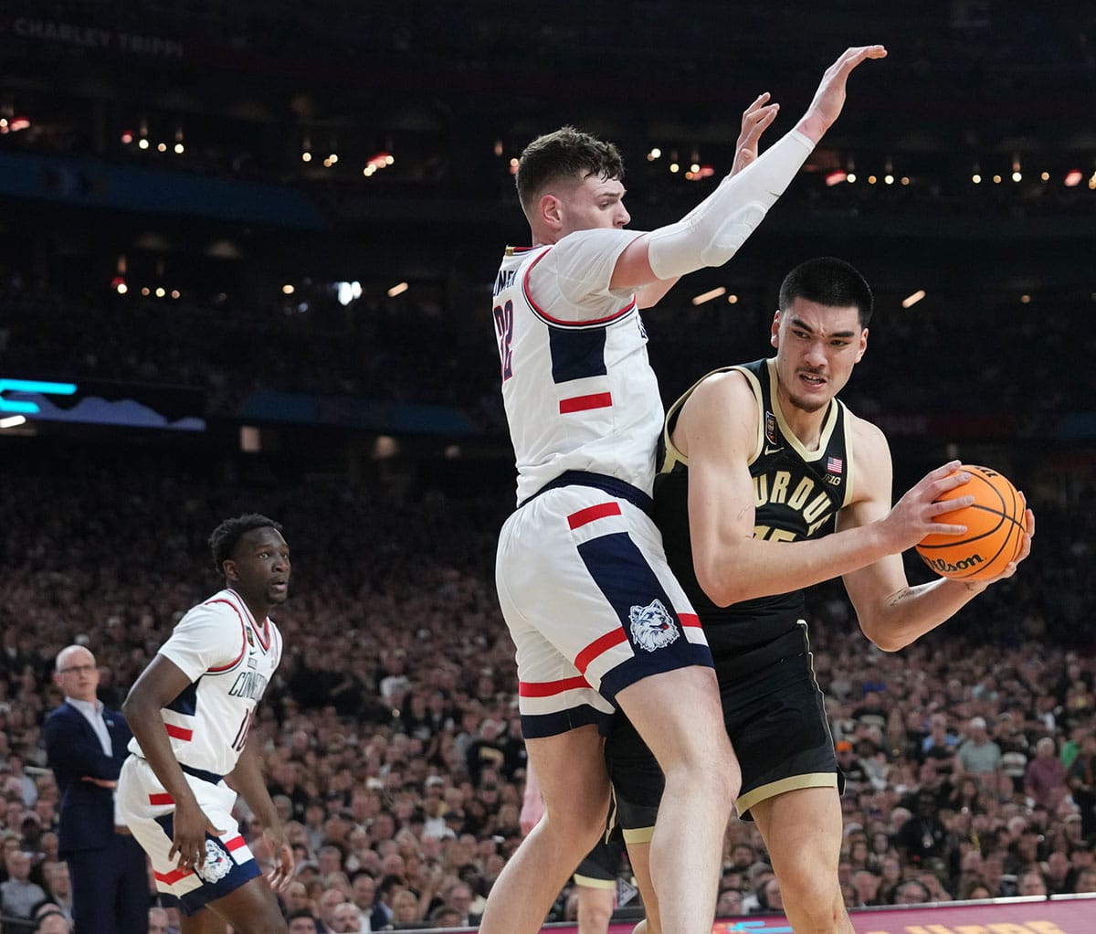 Connecticut Huskies center Donovan Clingan (32) guards Purdue Boilermakers center Zach Edey (15) during the Men's NCAA national championship game at State Farm Stadium