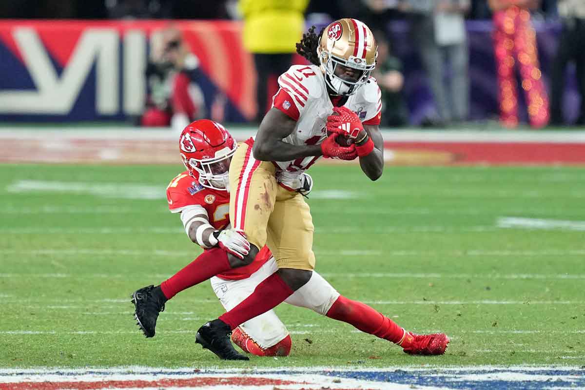 City Chiefs safety Mike Edwards (21) tackles San Francisco 49ers wide receiver Brandon Aiyuk