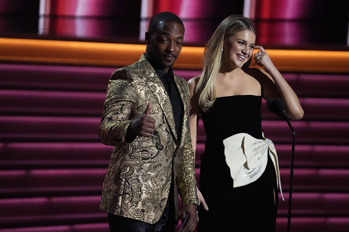 Anthony Mackie and Kelsea Ballerini presenting at the 2022 Grammy Awards.
