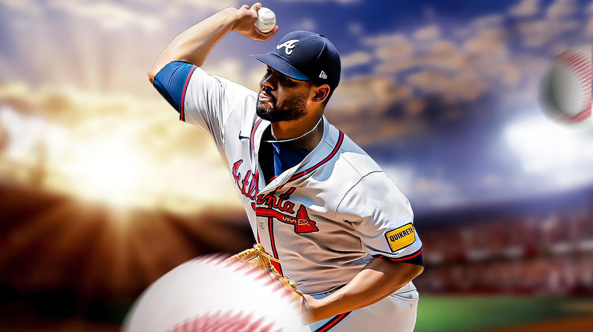 Braves Reynaldo López pitching a baseball.