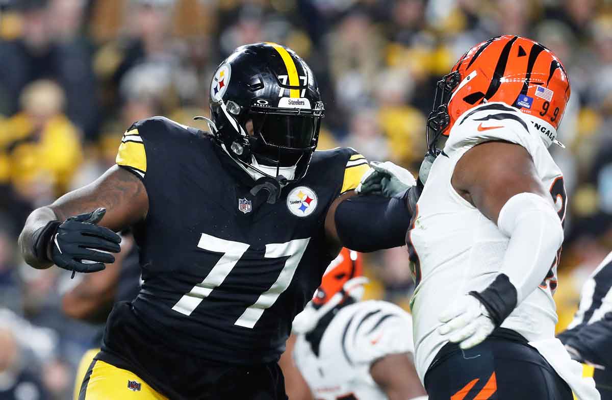 Pittsburgh Steelers offensive tackle Broderick Jones (77) blocks at the line of scrimmage against Cincinnati Bengals defensive end Myles Murphy (right) during the second quarter at Acrisure Stadium.