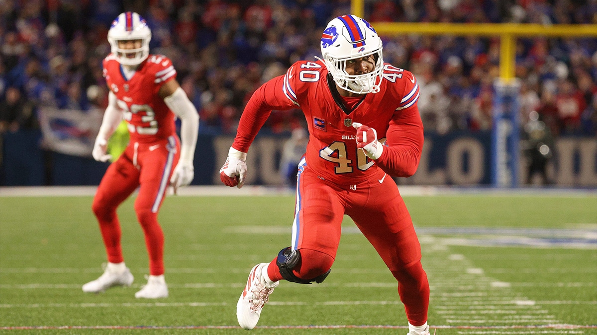 Buffalo Bills linebacker Von Miller (40) gets off the line against the Giants.