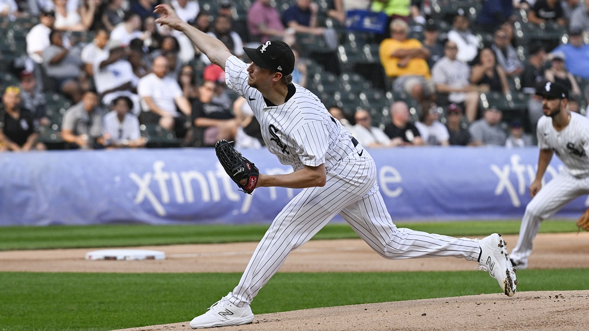 Jul 27, 2024; Chicago, Illinois, USA; Chicago White Sox pitcher Erick Fedde (20) pitches against the Seattle Mariners during the first inning at Guaranteed Rate Field. Mandatory Credit: Matt Marton-USA TODAY Sports