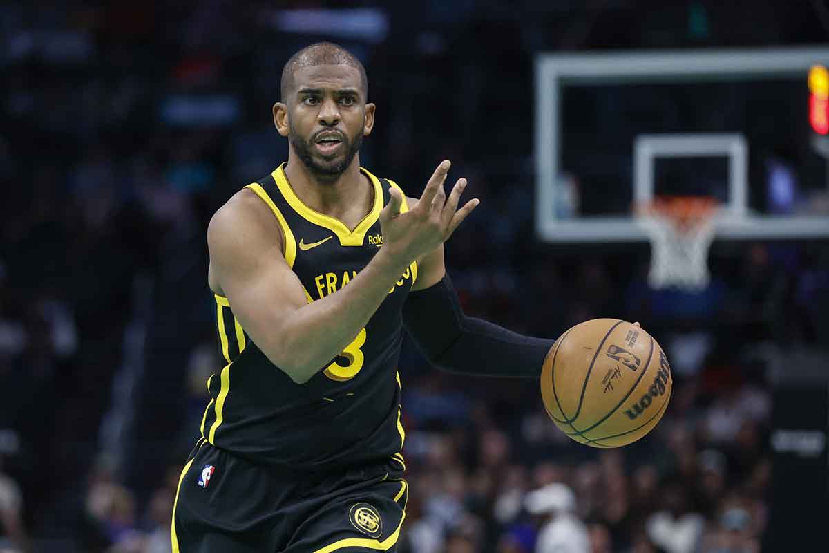 Golden State Warriors guard Chris Paul (3) directs the offense against the Charlotte Hornets during the second half at Spectrum Center.