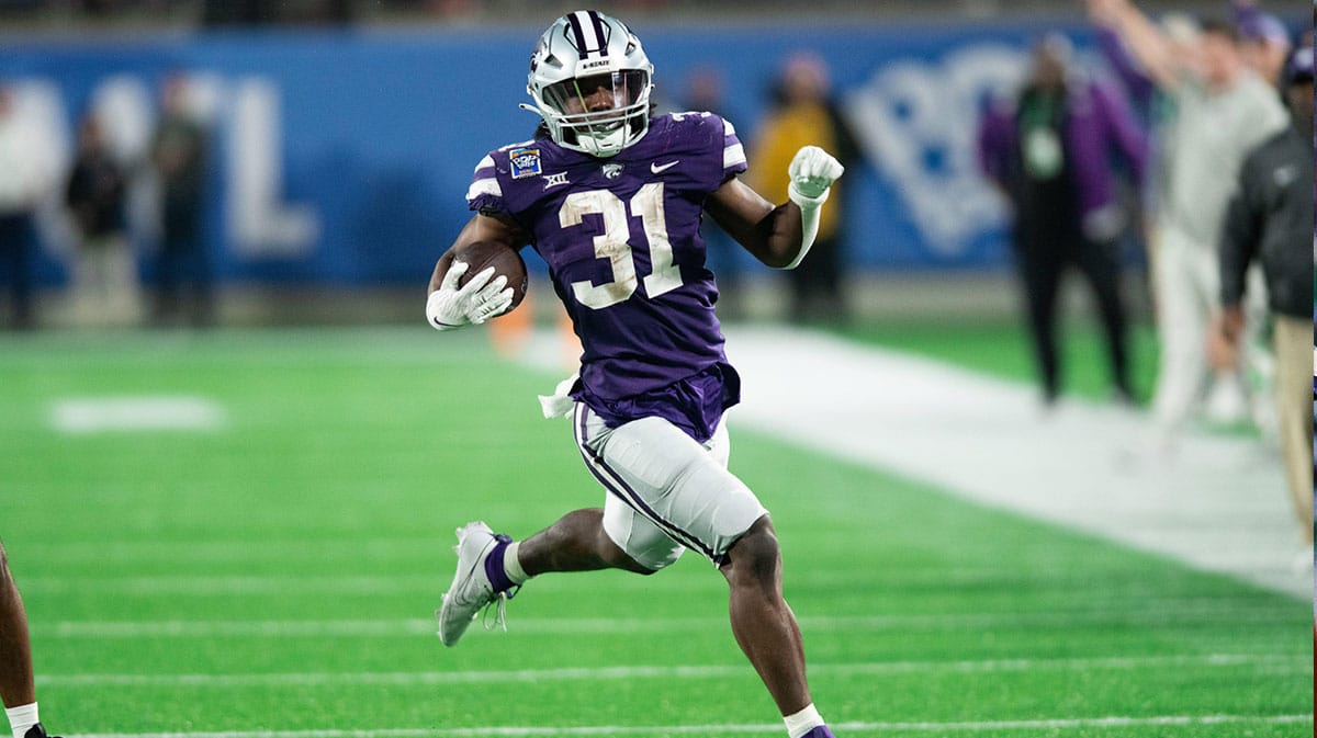 Kansas State running back DJ Giddens (31) runs the ball against NC State in the fourth quarter at Camping World Stadium.