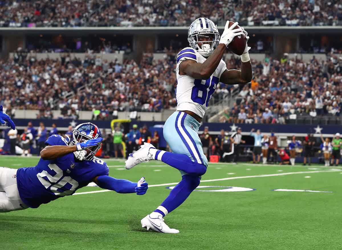 Dallas Cowboys receiver Cee Dee Lamb (88) makes a touchdown catch in the second quarter against the New York Giants safety Julian Love (20) at AT&T Stadium.