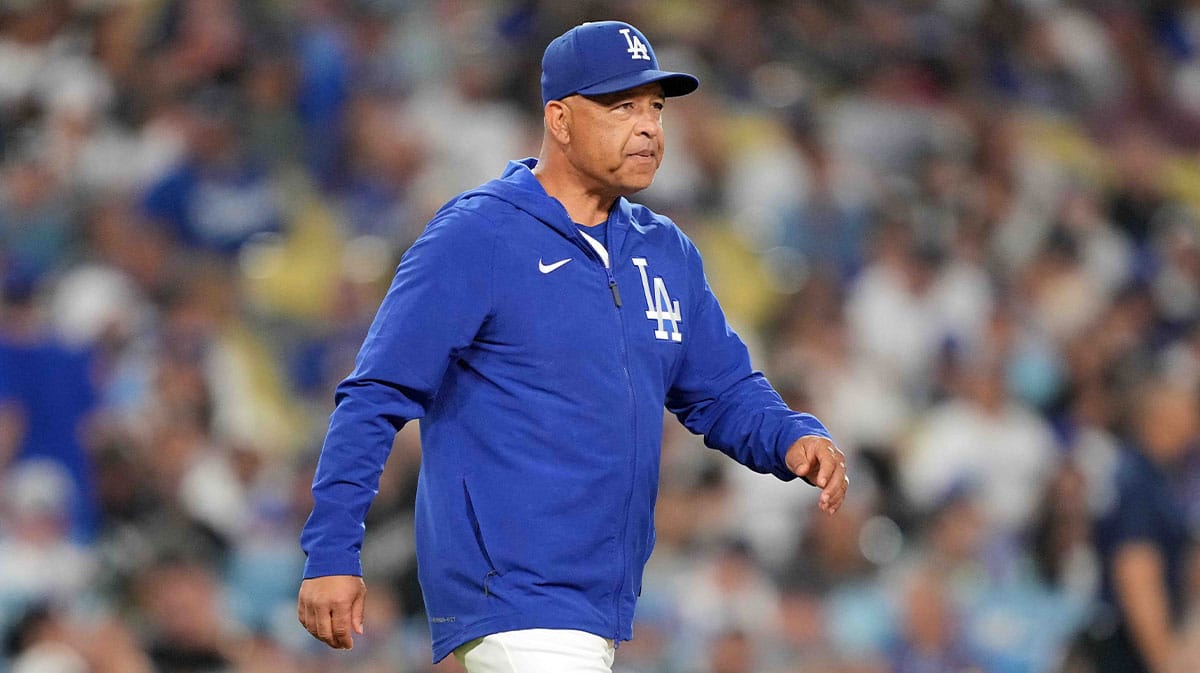 Los Angeles Dodgers manager Dave Roberts (30) reacts in the sixth inning against the Arizona Diamondbacks at Dodger Stadium.