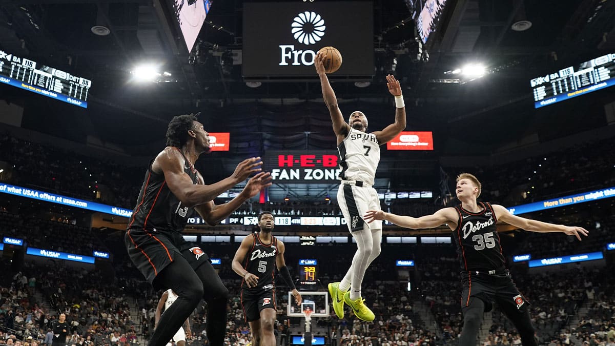 San Antonio Spurs David Duke, Jr. (7) lays in a basket over Detroit Pistons center James Wiseman (13) and guard Buddy Boeheim (35) during the second half at Frost Bank Center.