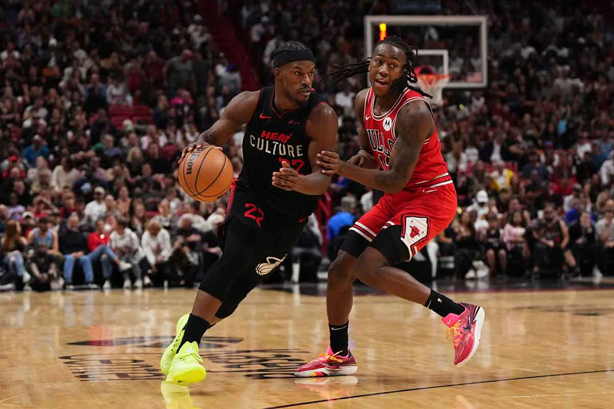 Miami Heat forward Jimmy Butler (22) drives the ball around Chicago Bulls guard Ayo Dosunmu (12) during the second half at Kaseya Center. 