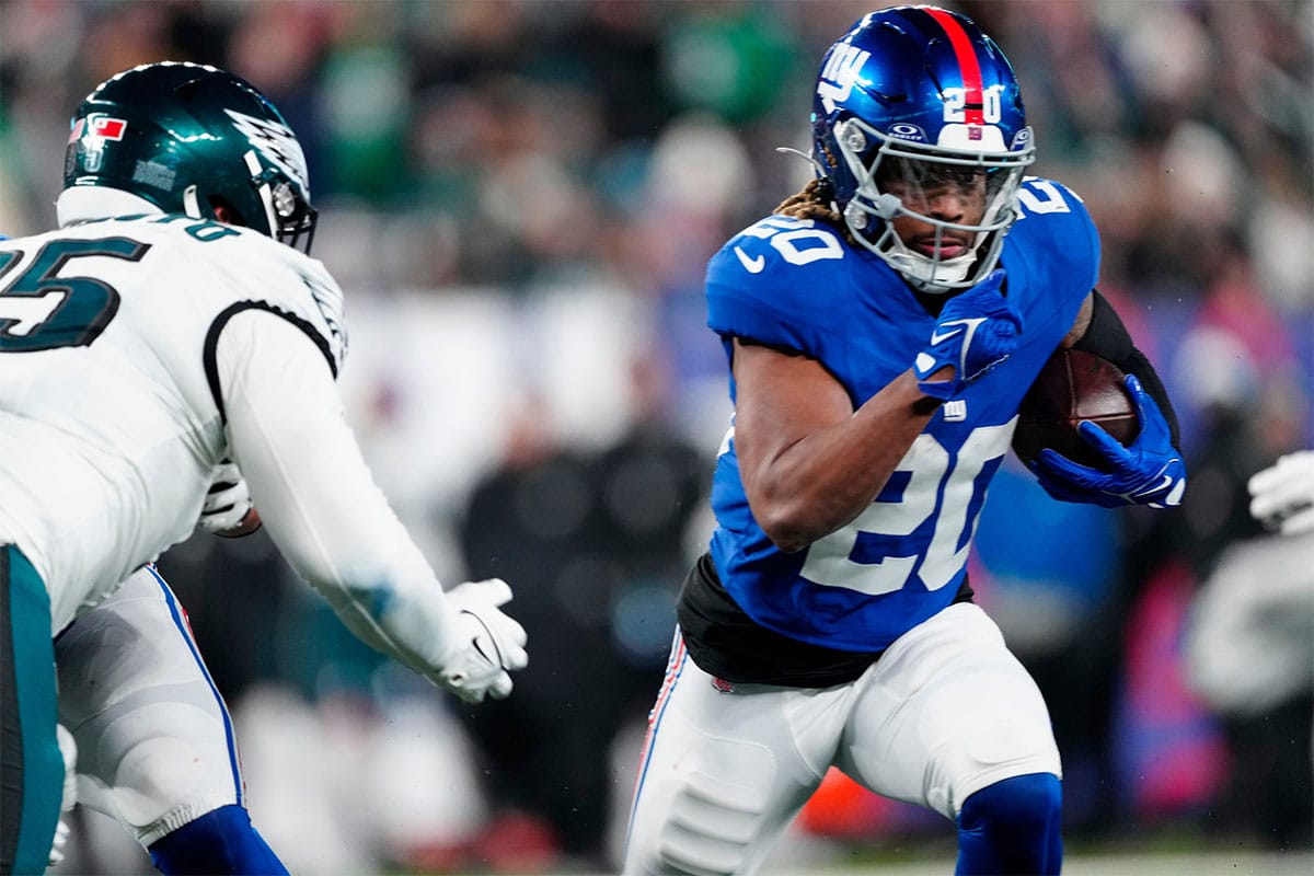 New York Giants running back Eric Gray (20) runs with the ball in the fourth quarter