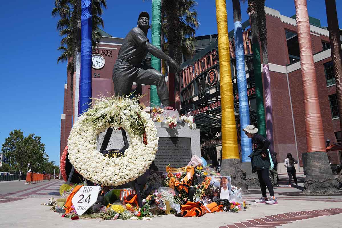 Flowers are laid at the statue of San Francisco Giants former center fielder Willie Mays before the game against the Chicago Cubs at Oracle Park. 