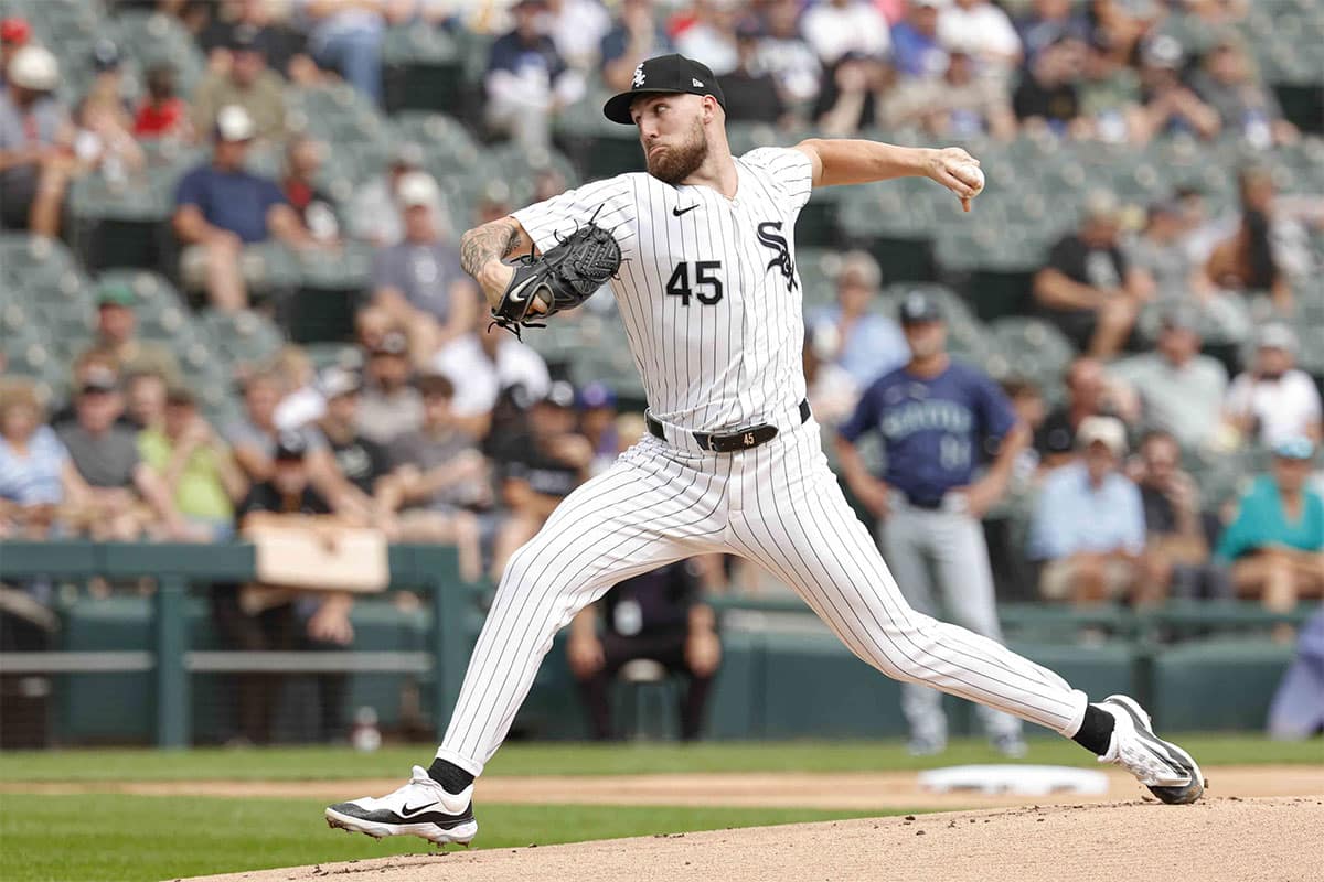 Chicago White Sox starting pitcher Garrett Crochet (45) delivers a pitch against the Seattle Mariners during the first inning at Guaranteed Rate Field. 