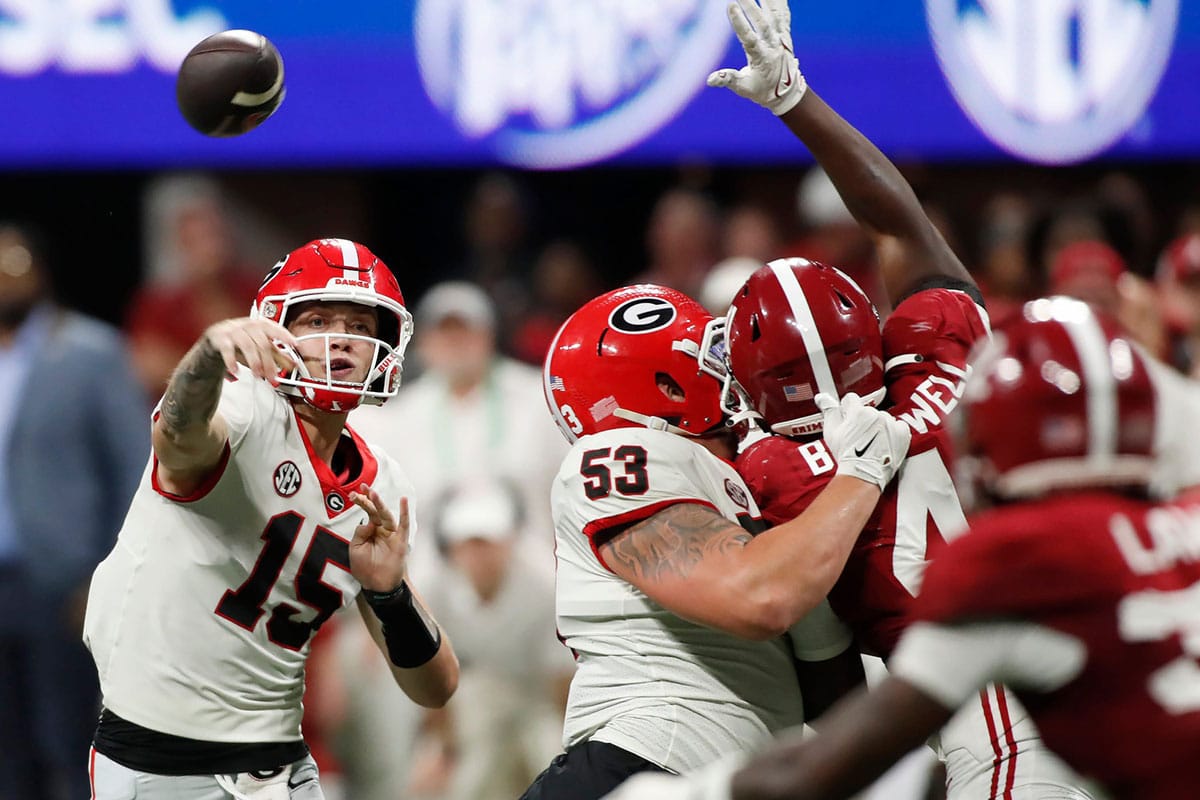 Georgia quarterback Carson Beck (15) throws a pass during the second half of the SEC Championship game against Alabama at Mercedes-Benz Stadium