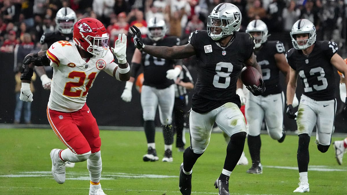 Las Vegas Raiders running back Josh Jacobs (8) carries the ball on a 63-yard touchdown run against Kansas City Chiefs safety Mike Edwards (21)in the first half at Allegiant Stadium. 