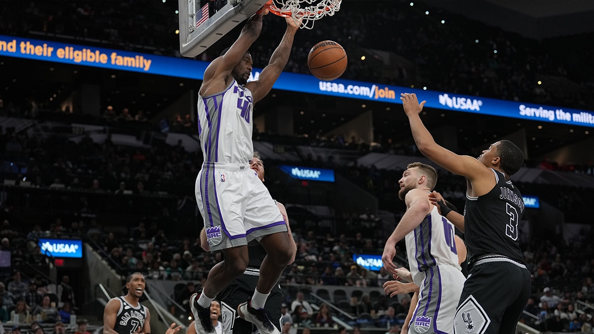 Sacramento Kings forward Harrison Barnes (40) dunks the ball in the second half against the San Antonio Spurs at the AT&T Center.