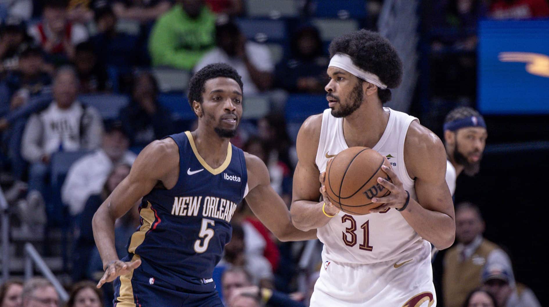 Cleveland Cavaliers center Jarrett Allen (31) looks to pass the ball against New Orleans Pelicans forward Herbert Jones (5) during the second half at Smoothie King Center.