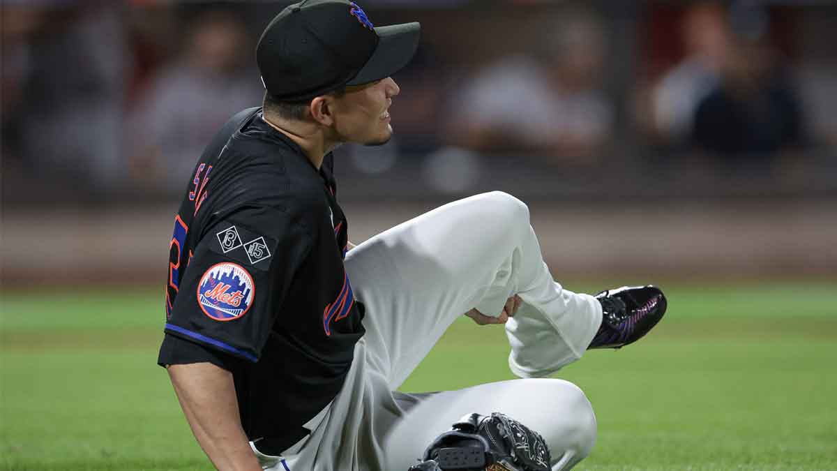 New York Mets starting pitcher Kodai Senga (34) reacts after an injury during the fifth inning against the Atlanta Braves at Citi Field.