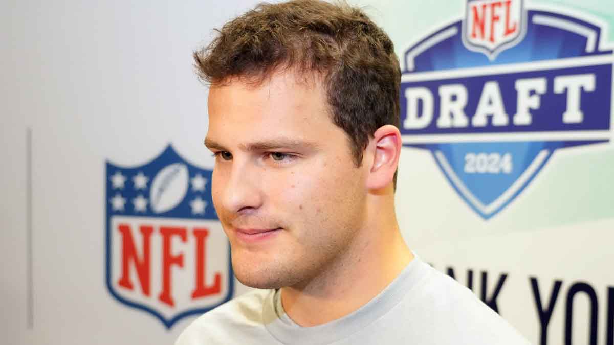 Detroit Lions tight end Sam LaPorta at Lowe's community project at Volunteers of America Michigan