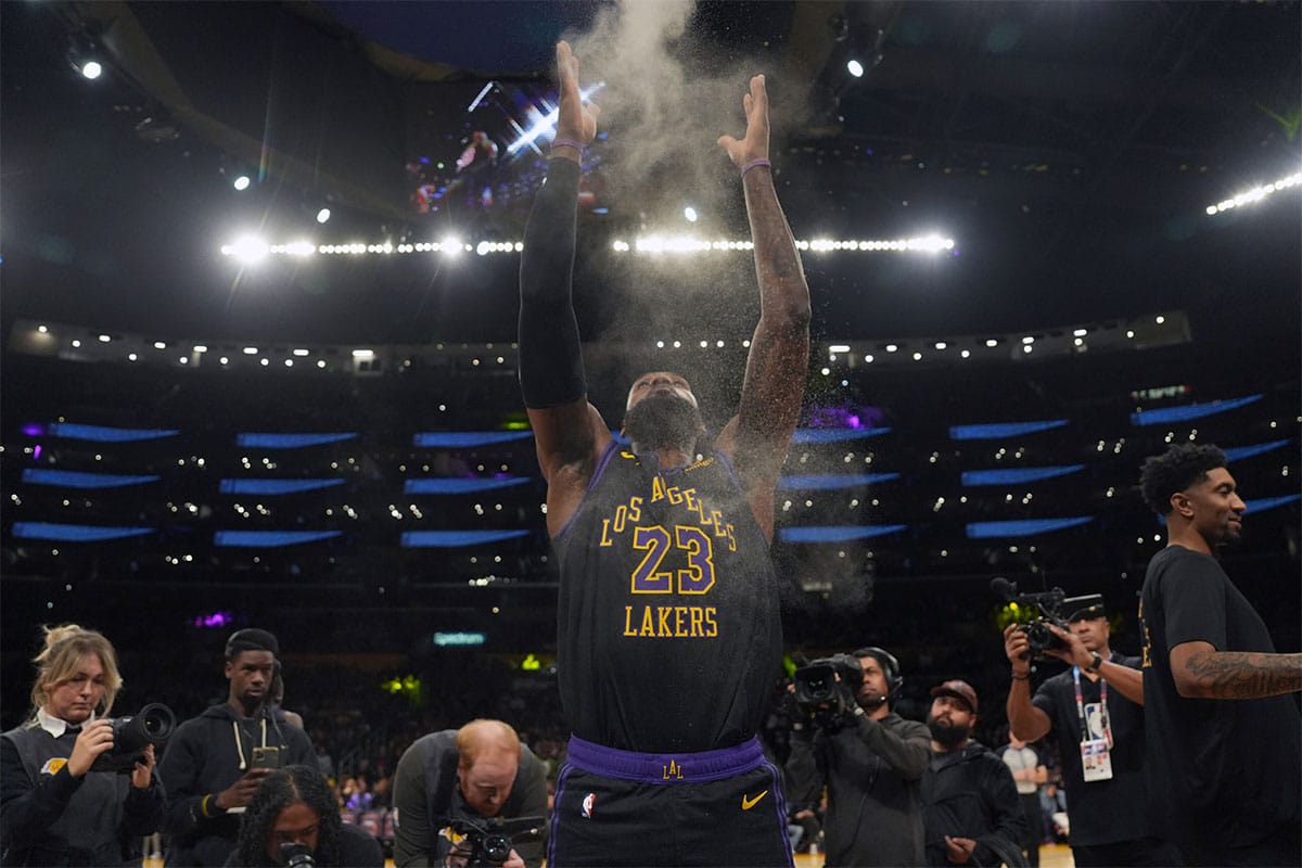 Watch Lakers superstar LeBron James hit signature chalk toss before potential elimination game vs. Thunder
