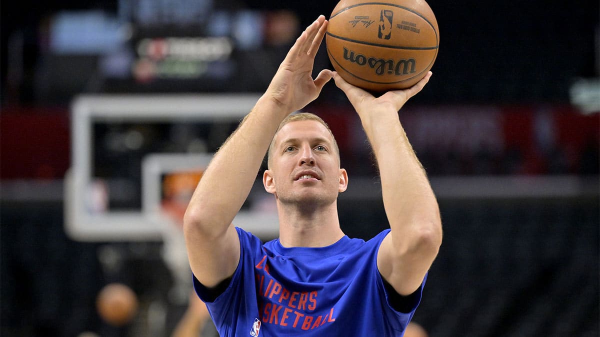 Los Angeles Clippers center Mason Plumlee (44) warms up prior to the game against the Washington Wizards at Crypto.com Arena.