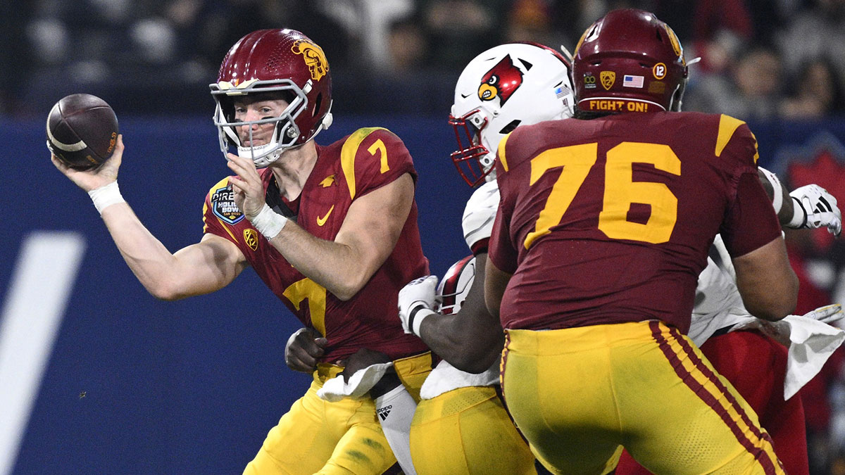 USC Trojans quarterback Miller Moss (7) throws a pass during the second half against the Louisville Cardinals at Petco Park.