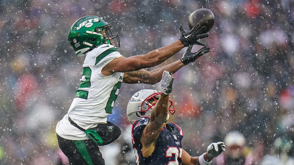 New York Jets wide receiver Xavier Gipson (82) misses the pass against New England Patriots cornerback Myles Bryant (27) in the first quarter at Gillette Stadium. 