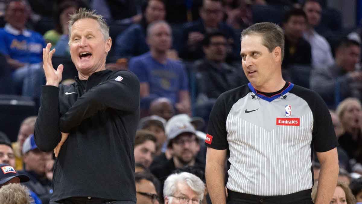 Golden State Warriors head coach Steve Kerr (left) complains to referee David Guthrie about a foul call during the first quarter against the New Orleans Pelicans at Chase Center
