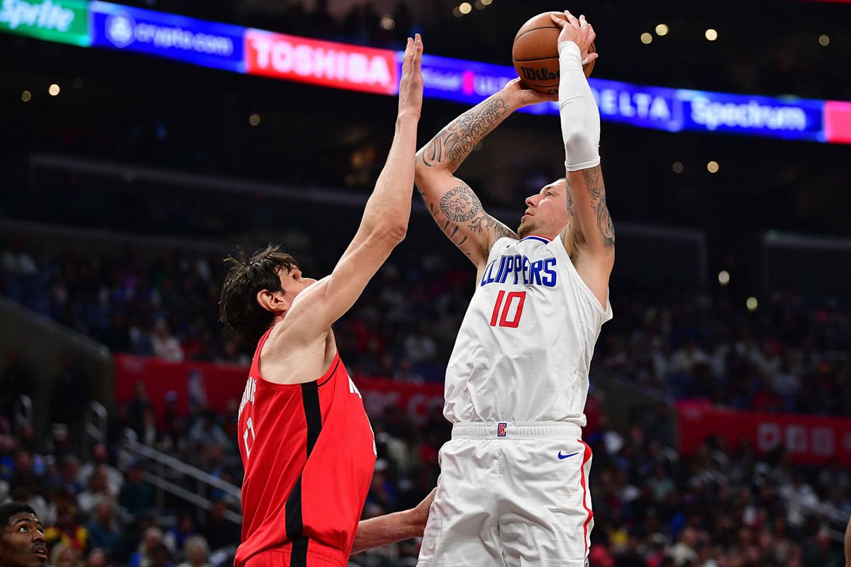 Theis jumper over Boban Marjonovic. 